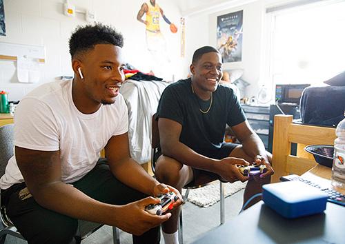 住宿——两名男生在宿舍玩电子游戏