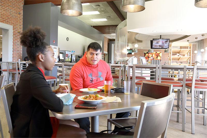 Frostburg students eat lunch in the Chesapeake Dining hall